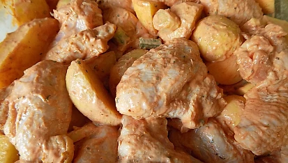 Křidélka pečená s novými bramborami