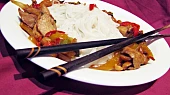 Kuřecí nudličky se zeleninou a arašídy