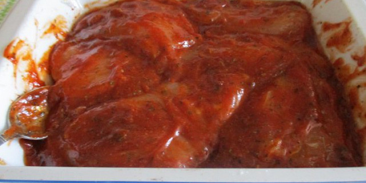 Kuřecí prsa v rajčatovo-česnekové marinádě