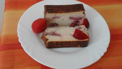 Lehký tvarohovobanánový moučníček, Místo ponořeného banánu jsem dala jahody. 