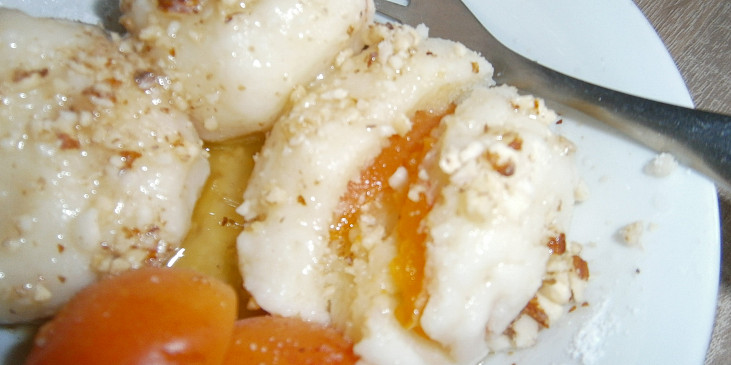 Nejjednodušší tvarohové těsto na ovocné knedlíky (bez vejce) (Moje meruňkové, sypané směsí oříšků. )