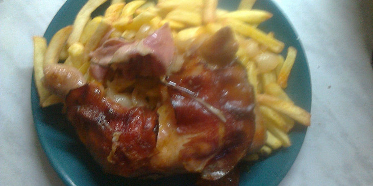 Pečená kuřecí stehna s anglickou slaninou