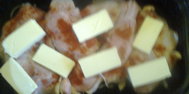 Pečená kuřecí stehna s anglickou slaninou