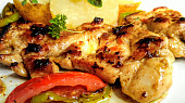 Pikantní grilovaný kuřecí steak s grilovanou zeleninou