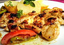 Pikantní grilovaný kuřecí steak s grilovanou zeleninou