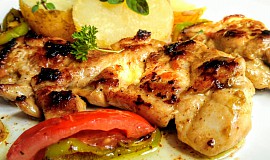 Pikantní grilovaný kuřecí steak s grilovanou zeleninou