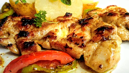 Pikantní grilovaný kuřecí steak s grilovanou zeleninou