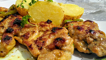 Pikantní grilovaný kuřecí steak s grilovanou zeleninou