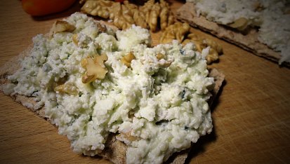 Pomazánka s mozzarellou, nivou a ořechy