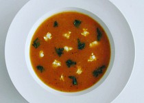 Rajčatová polévka s pohankou a cuketou