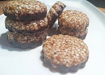 Raw fofr sezamové sušenky s čokoládou