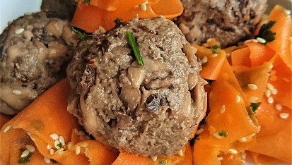 RAW Žampionové koule na mrkvovém hnízdě