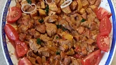 Ražniči v zapékací misce, Moje Ražnicí v zapékací misce s opékaným bramborem z fritovacího hrnce. Má to u nás v celé rodině opravdu velký úspěch. S pozdravem a přáním dobré chutě Jari Engelová. :-)