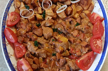 Moje Ražnicí v zapékací misce s opékaným bramborem z fritovacího hrnce. Má to u nás v celé rodině opravdu velký úspěch. S pozdravem a přáním dobré chutě Jari Engelová. :-)