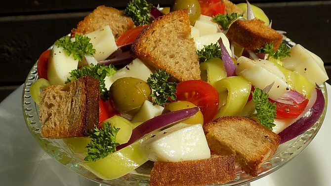 Salát s mozzarellou a olivami