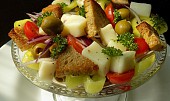 Salát s mozzarellou a olivami