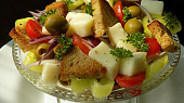Salát s mozzarellou a olivami