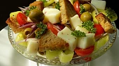 Salát s mozzarellou a olivami