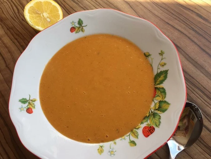 Shurbet el-Ads (Egyptská polévka z červené čočky)