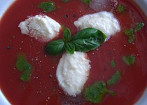 Studená rajčatová polévka s bazalkovým olejem a parmezánovou zmrzlinou