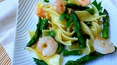 Tagliatelle se zeleným chřestem a krevetami