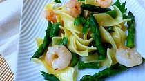 Tagliatelle se zeleným chřestem a krevetami