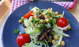 Teplý cizrnový salát s lesními houbami a raným zelím