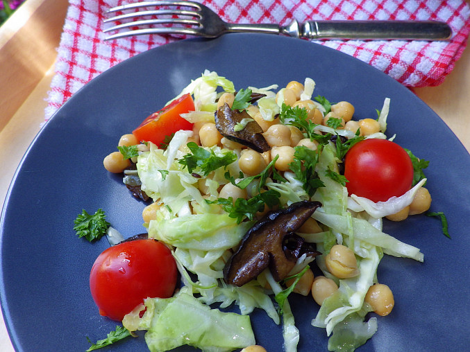 Teplý cizrnový salát s lesními houbami a raným zelím