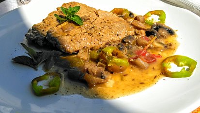 Vepřové kotlety bez kosti, se zelenou pálivou paprikou a houbami