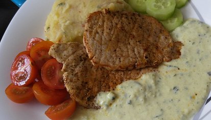 Vepřový plátek s cuketovým přelivem a šťouchaným bramborem