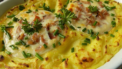 Zapečená bramborová kaše s Hermelínem a slaninou