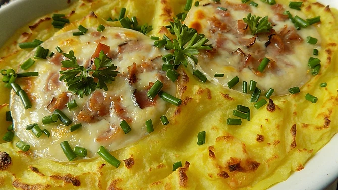 Zapečená bramborová kaše s Hermelínem a slaninou