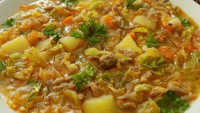 Kapustová polévka s mletým masem