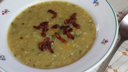 Kapustová polévka s pohankou a slaninovými škvarečky