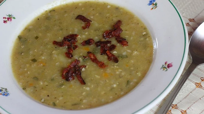 Kapustová polévka s pohankou a slaninovými škvarečky