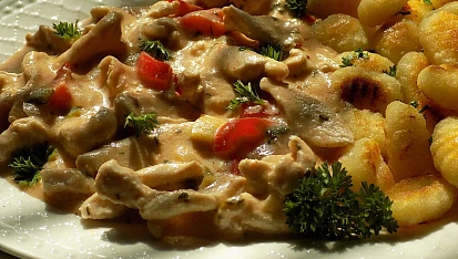 Kuřecí nudličky v jogurtové omáčce s křupavými gnocchi
