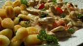Kuřecí nudličky v jogurtové omáčce s křupavými gnocchi