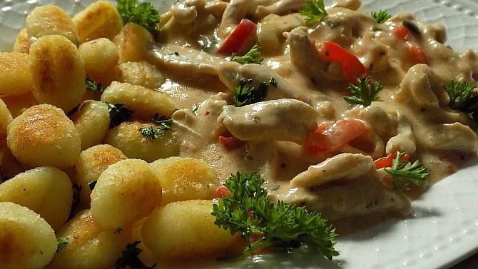 Kuřecí nudličky v jogurtové omáčce s křupavými gnocchi