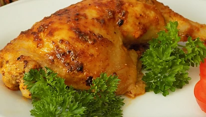 Kuřecí stehna pečená v jogurtu s hrubozrnnou hořčicí
