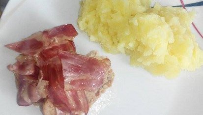 Maminčina sekaná se slaninou