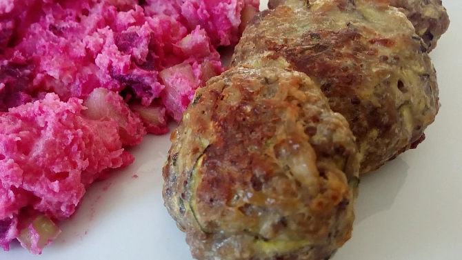 Karbanátky s cuketou, vločkami a chia semínky, pečené v troubě