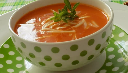 Rajčatová polévka s kokosovým mlékem
