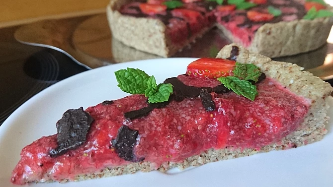 Raw jahodový koláč bez ořechů