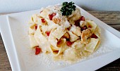 Tagliatelle s kuřecím masem a houbovou omáčkou