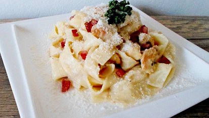 Tagliatelle s kuřecím masem a houbovou omáčkou
