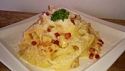 Tagliatelle s kuřecím masem a houbovou omáčkou