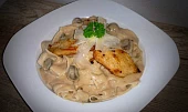Tagliatelle s kuřecím masem a houbovou omáčkou, Maso může být i nakrájené na malé plátky 