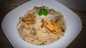Tagliatelle s kuřecím masem a houbovou omáčkou, Maso může být i nakrájené na malé plátky 
