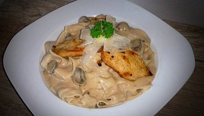 Tagliatelle s kuřecím masem a houbovou omáčkou, Maso může být i nakrájené na malé plátky 