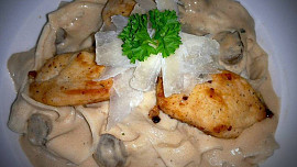 Tagliatelle s kuřecím masem a houbovou omáčkou